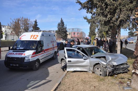önce otomobille çarpişti sonra refüje çikti