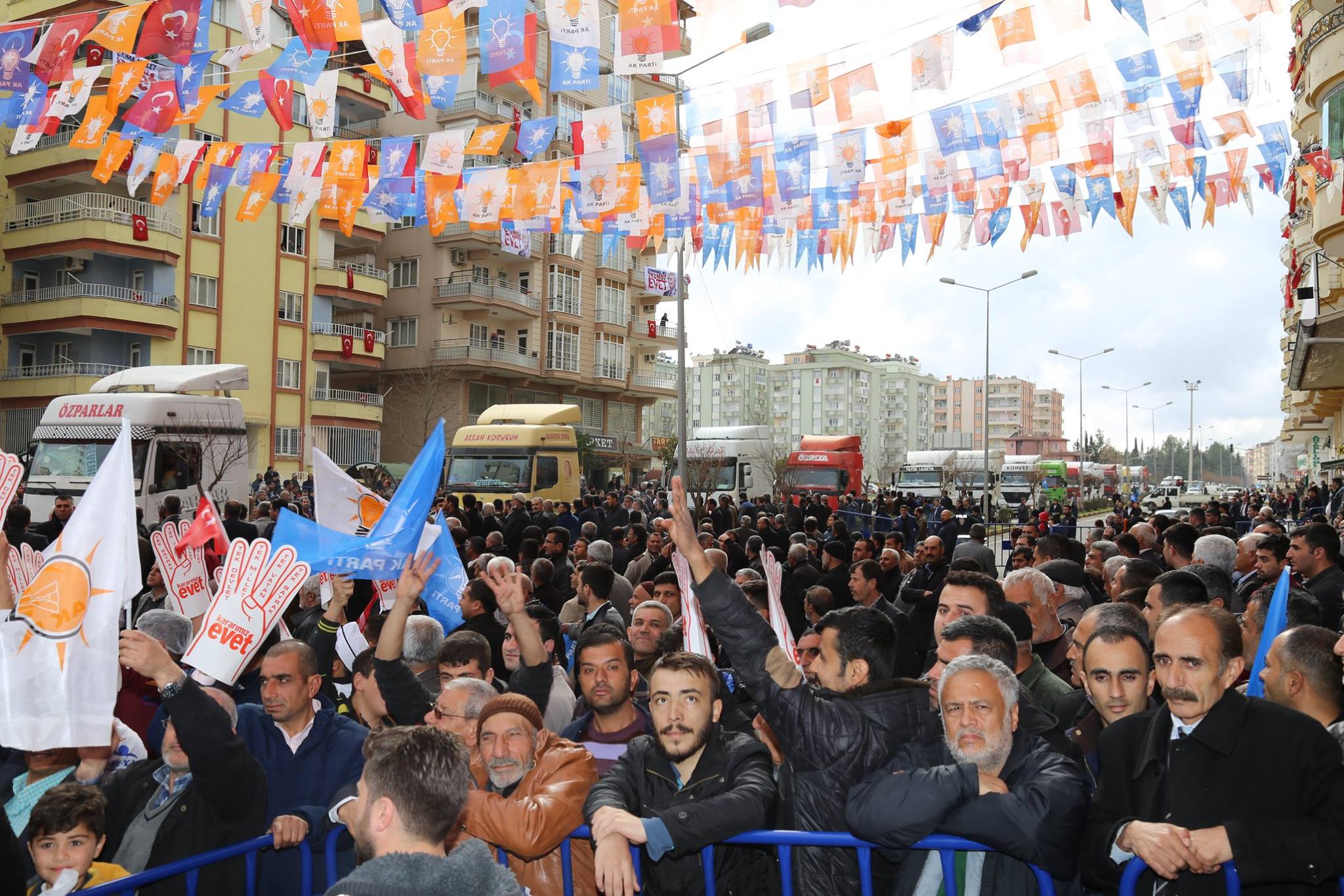 şoförlerlerden ak parti seçim bürosu açilişina büyük katilim