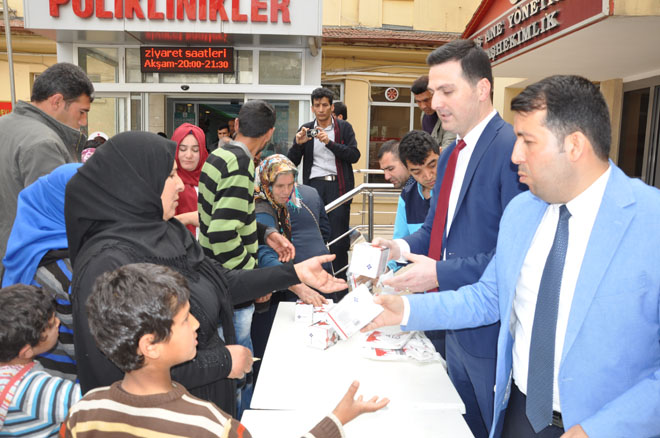 Hastane yönetimi kandil simidi dağitti