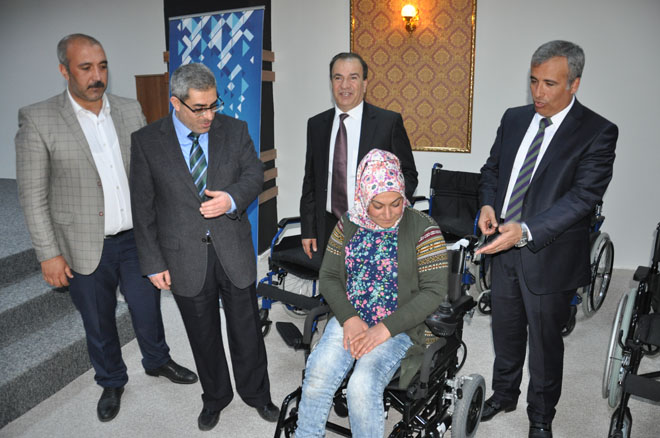 Engellilere sandalye dağitimi