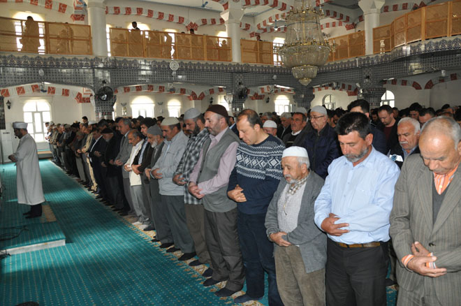 Suriyede hayatini kaybedenler için giyabi cenaze namazi