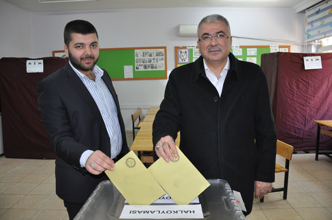 Akdoğan oyunu oğlu ile birlikte kullandi