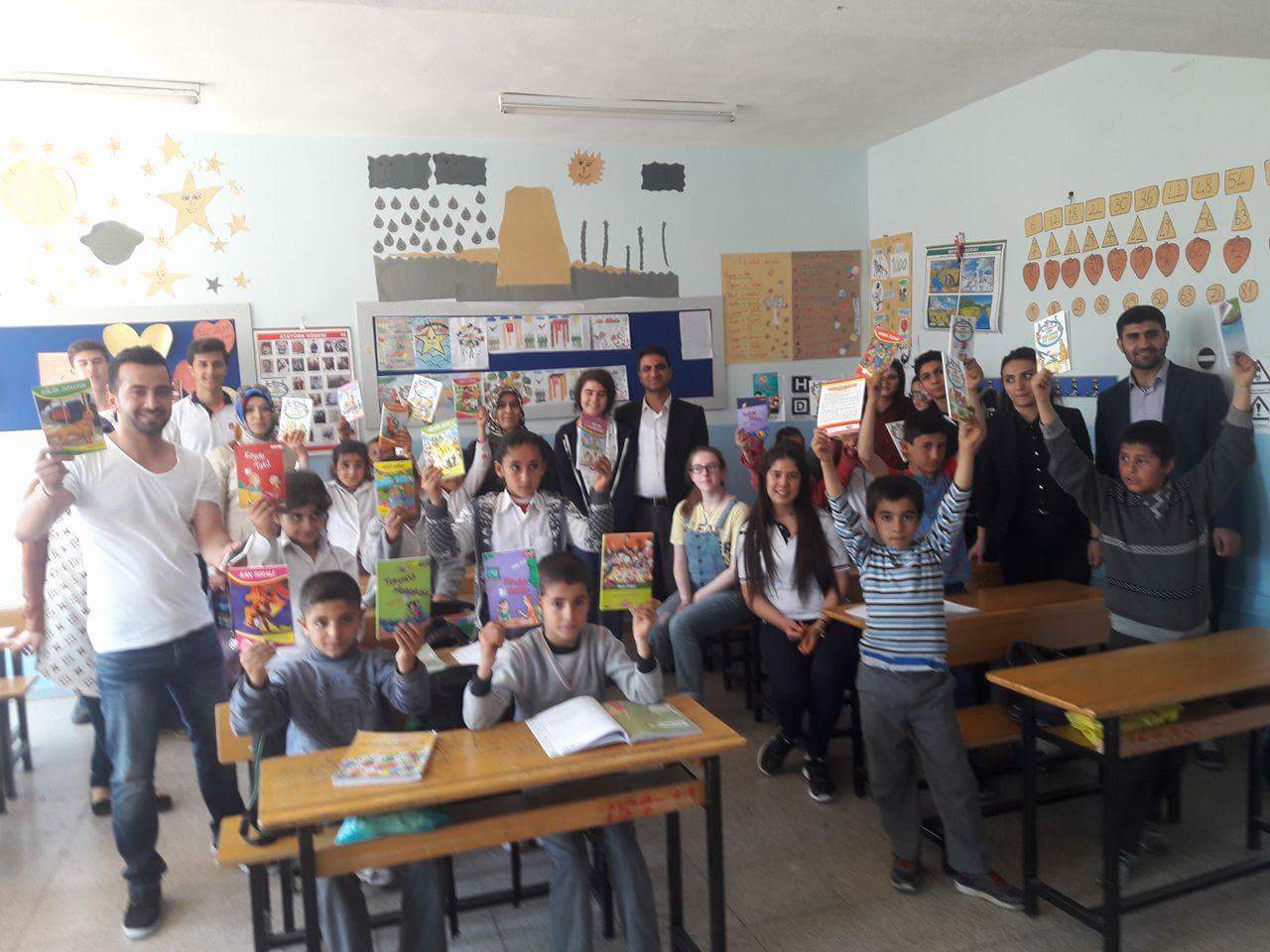 Arti eğitim kurumundan köy okuluna kitap desteği