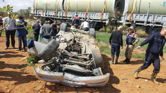 Tren hemzemin geçitte otomobile çarpti 2 yarali