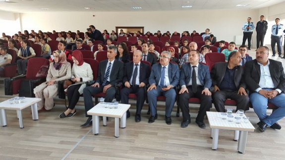 Trafik ve İlk Yardım Haftası programı Ali Alkan Ortaokulu Konferans salonunda yapıldı