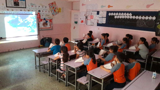 öğrenciler eğitici sinema filmi izleyerek misir patlattilar