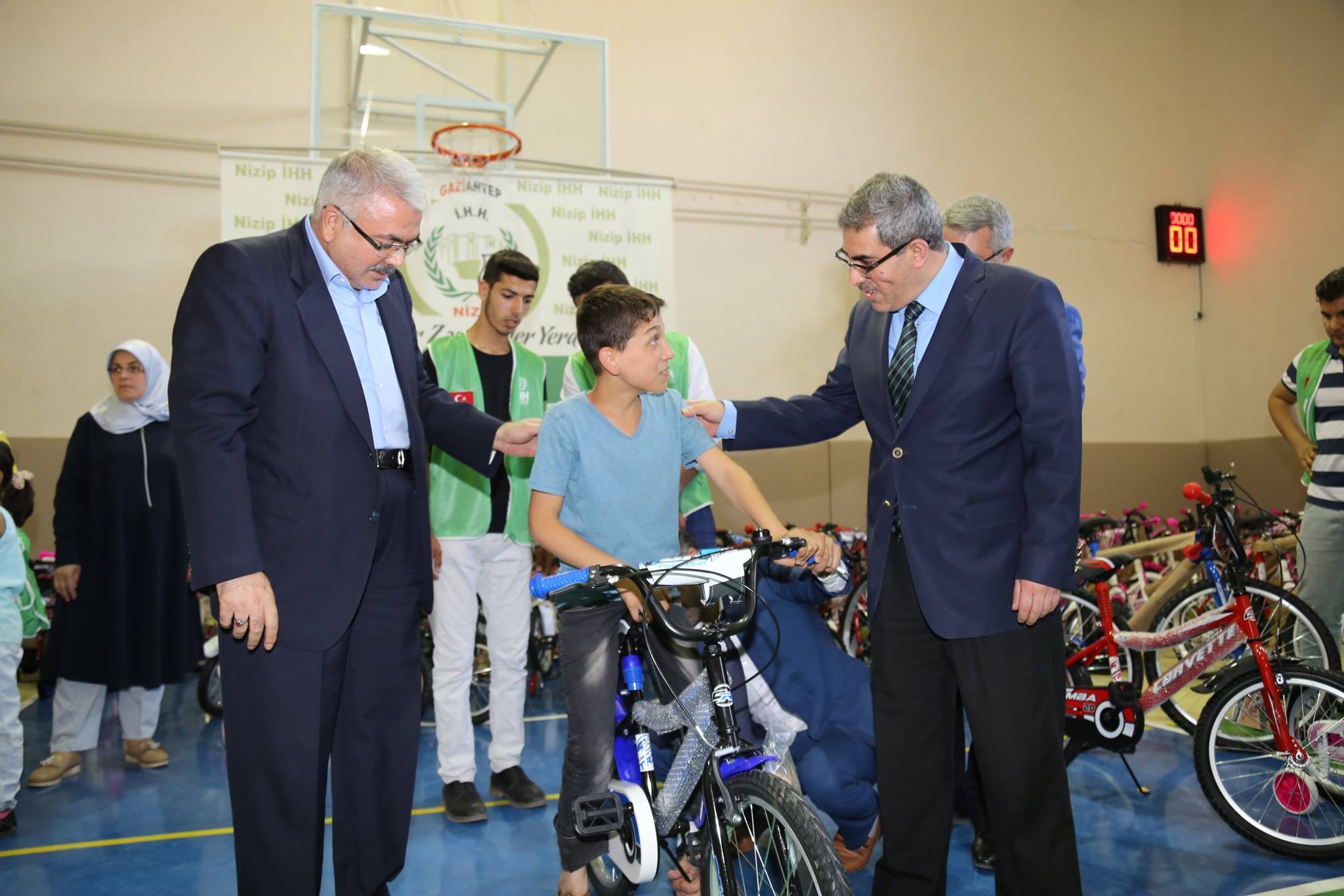 Ihh nizipte yetimleri sevindirdi