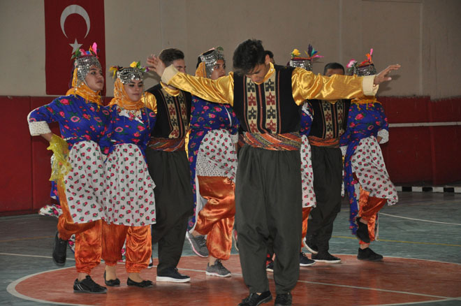 Halk oyunu gösterileri ilgiyle izlendi