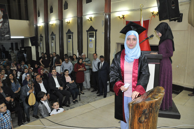 Genç sağlikçilarin mezuniyet coşkusu