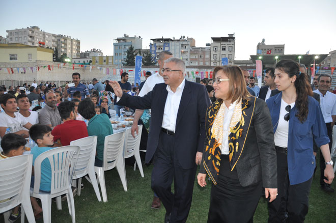 Fatma şahin iftarda nizip halki ile buluştu