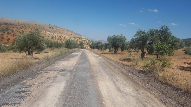 Asfalt ekipleri köy yollarini yapiyor
