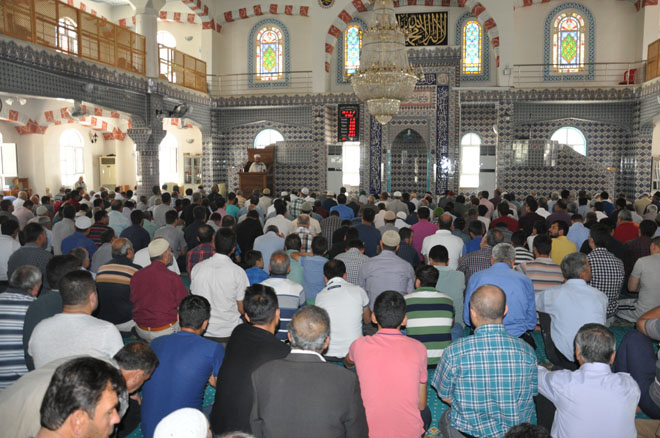 Ramazan ayinin ilk cuma namazi kilindi