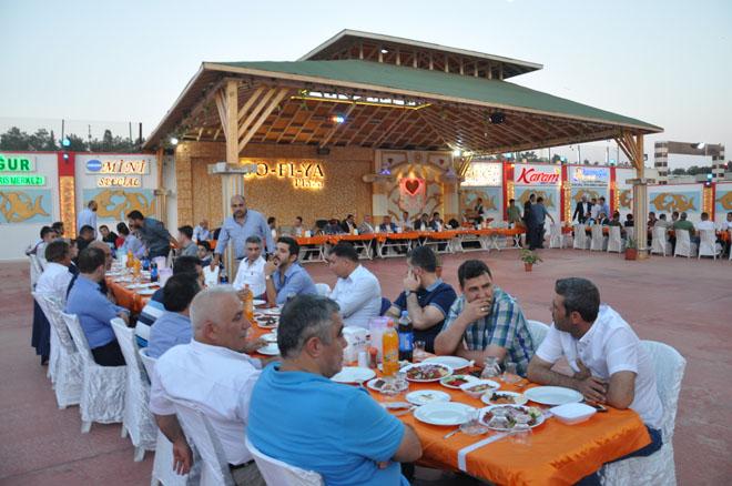 Işadami benzer den iftar yemeği