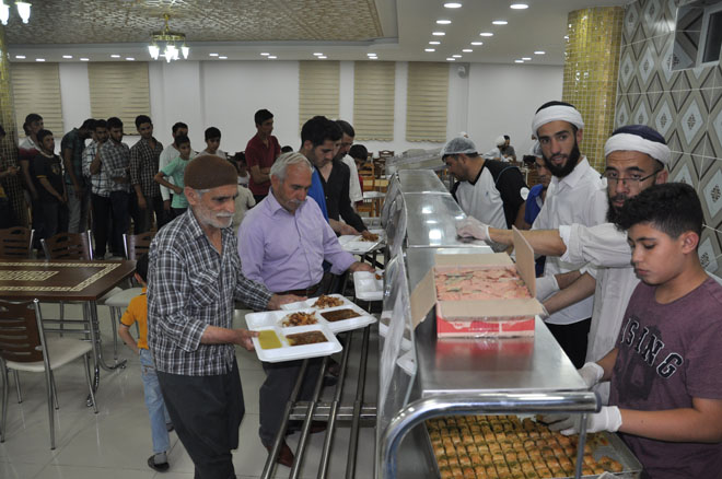 Külliyede iftar yemeği