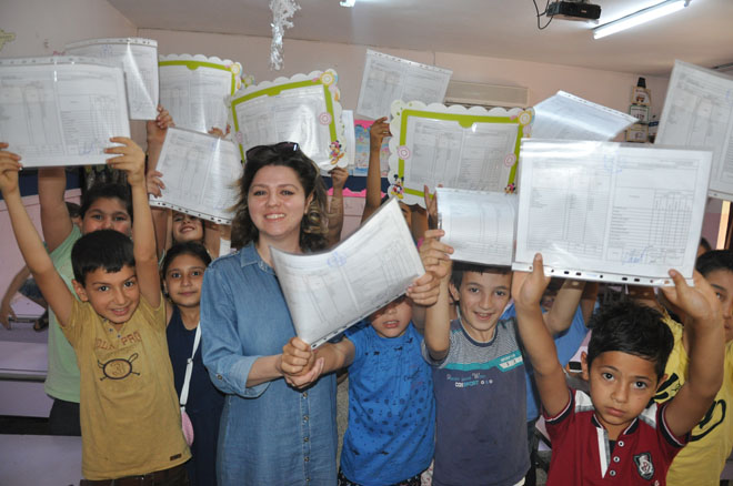 öğrencilerin karne heyecani