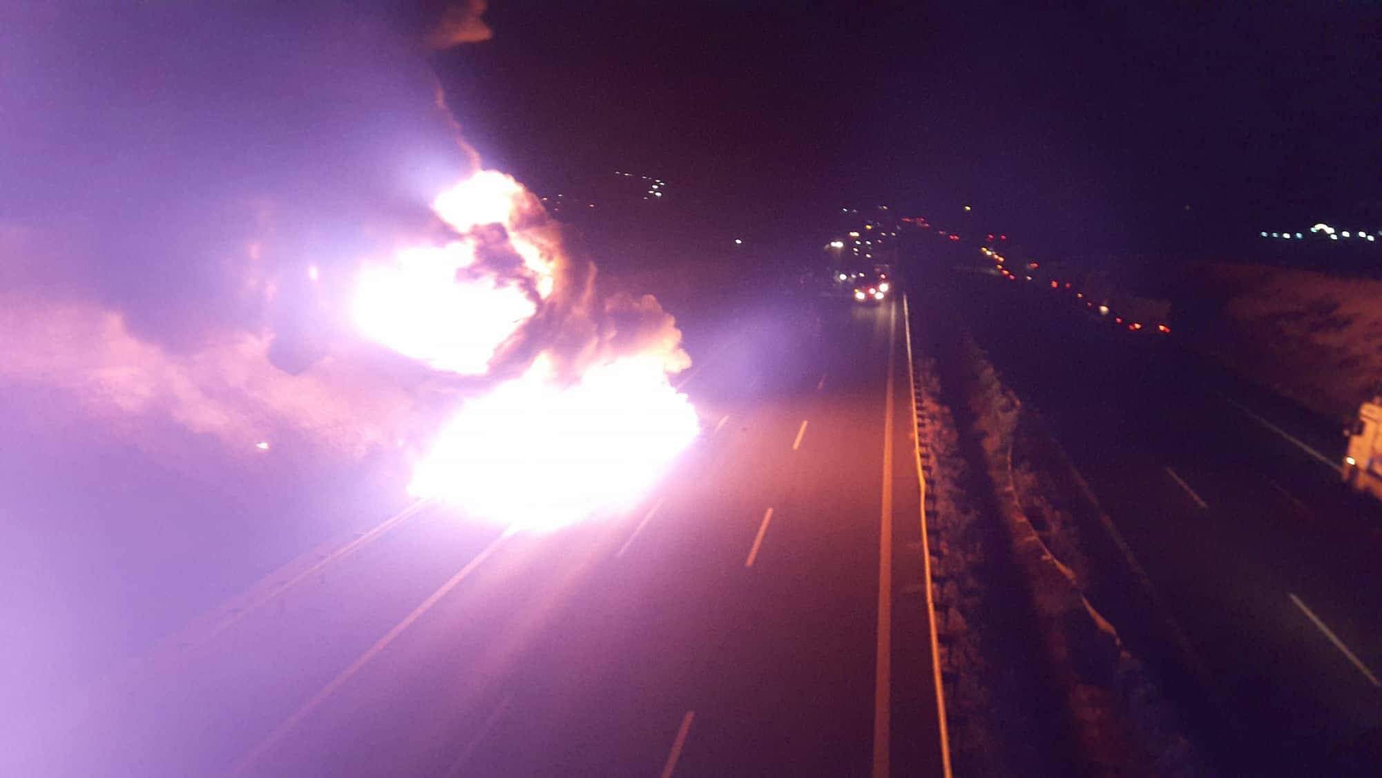 Amonyum nitrat yüklü tanker alev alev yandi