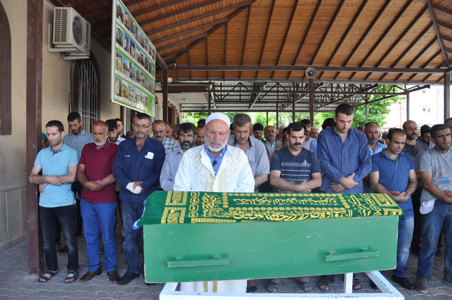 Yanan otomobilde ölen çocuk toprağa verildi