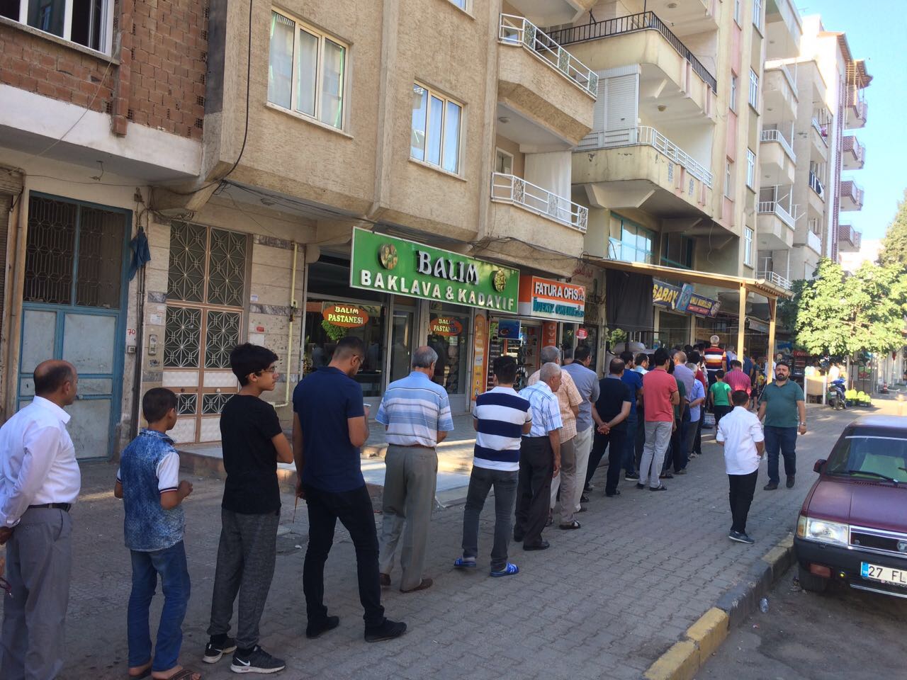 Bayramda ekmek kuyruğu