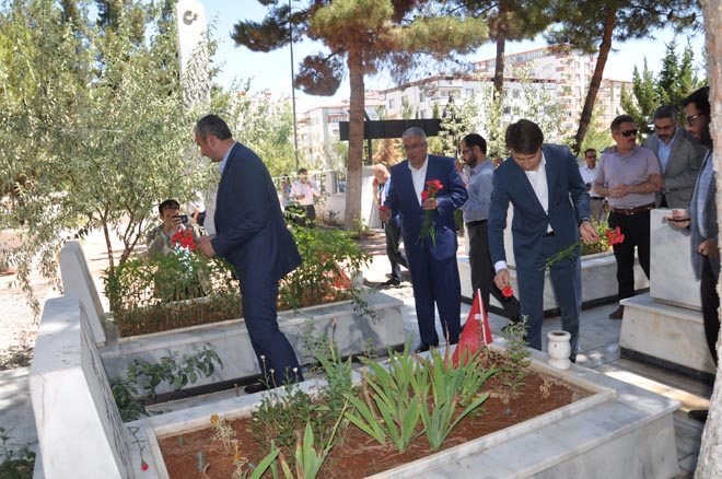 Abdulhamit gül ve beraberindeki heyet nizip şehitliğini ziyaret etti