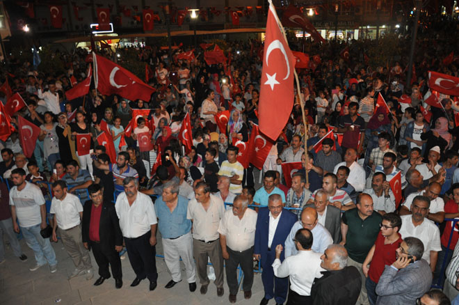 Vatandaşlar demokrasi nöbetinde buluştu