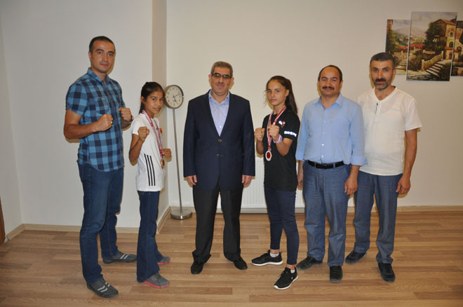 Başarili sporcular altinla ödüllendirildi