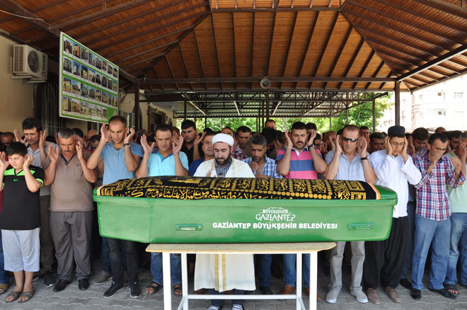 Oğluna siper olarak ölen baba  toprağa verildi