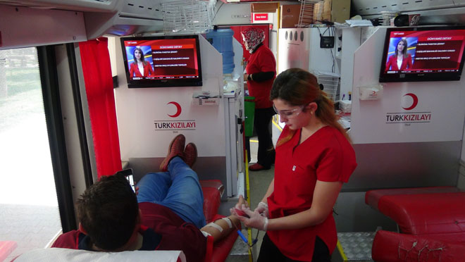 Kizilay nizip şubesi kan alimlarina devam ediyor