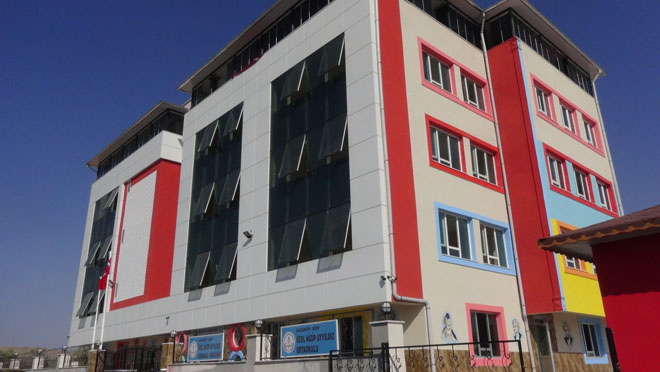 Ay yildiz okullari nizip te eğitim öğretime hazir