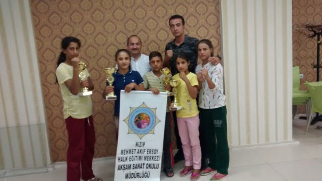 Nizipli sporcularin kick boks başarisi