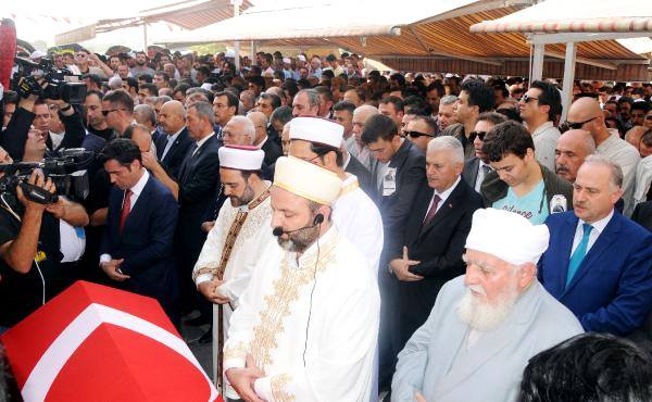 Milletvekili yüksel birecikte toprağa verildi sevenleri uğurladi