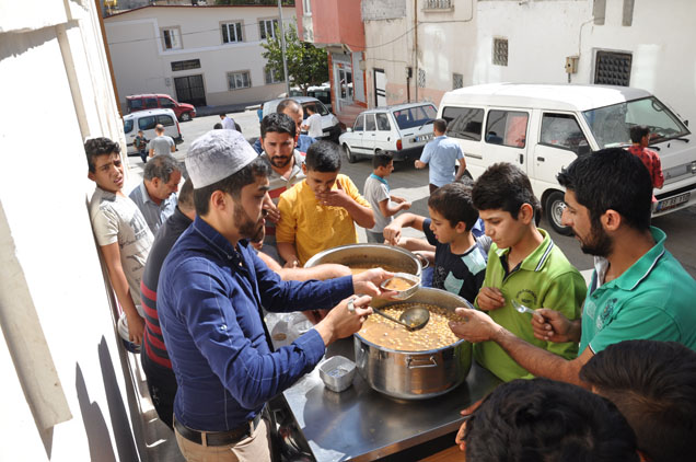Külliyede sicak yemek ve aşure ikrami