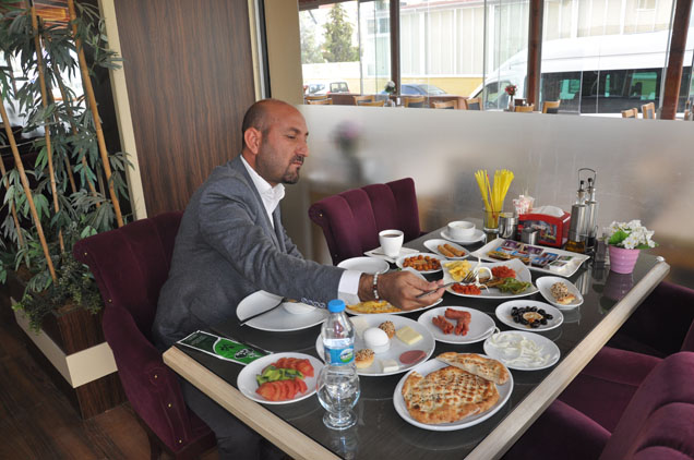 Ikbal cafe ve restaurant ta açik kahvalti