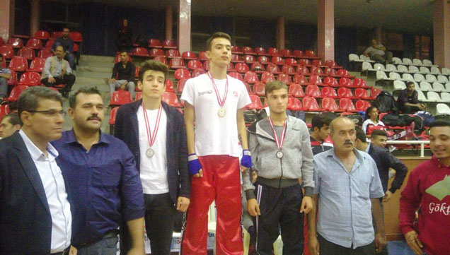 Nizipli sporcularin kick boks başarisi