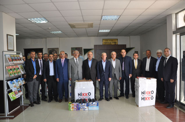 Ticaret borsasi ndan öğrencilere ayakkabi yardimi