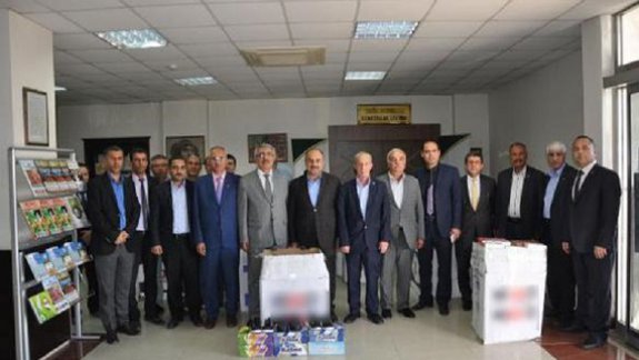 Nizip Ticaret Borsasından öğrencilere 2 bin çift ayakkabı