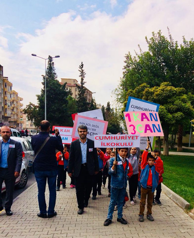 öğrencilerden kizilay a ziyaret