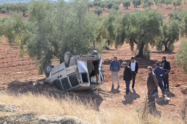Nizip te hafif ticari araç devrildi 1 ölü 1 yarali