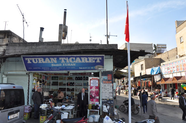 Büyükşehir belediyesi nden muhtarlara bayrak
