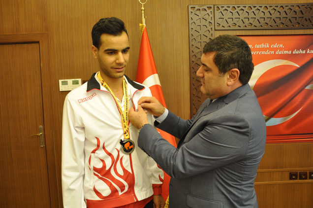 Kaymakam şahin den başarili sporcuya ödül