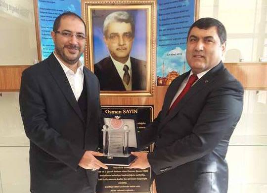 Okul yaptiran hayirsevere plaketli teşekkür