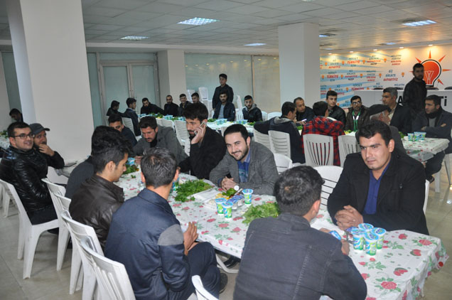 Ak parti gençlik kollari üyeleri yemekte buluştu