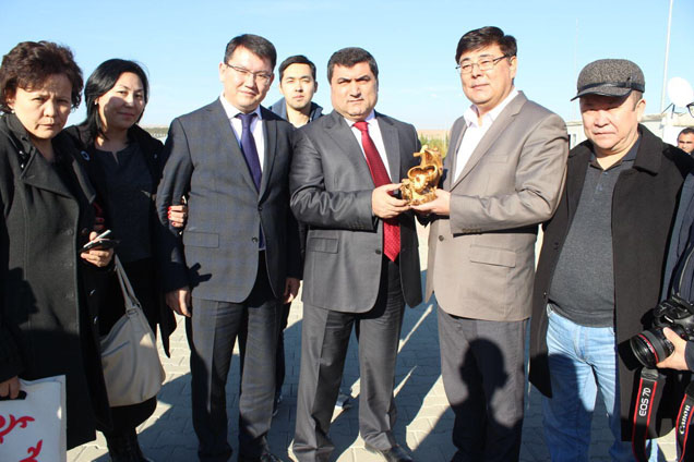 Kazakistan basin heyeti suriyelilerin kaldiği geçici barinma merkezine ziyaret