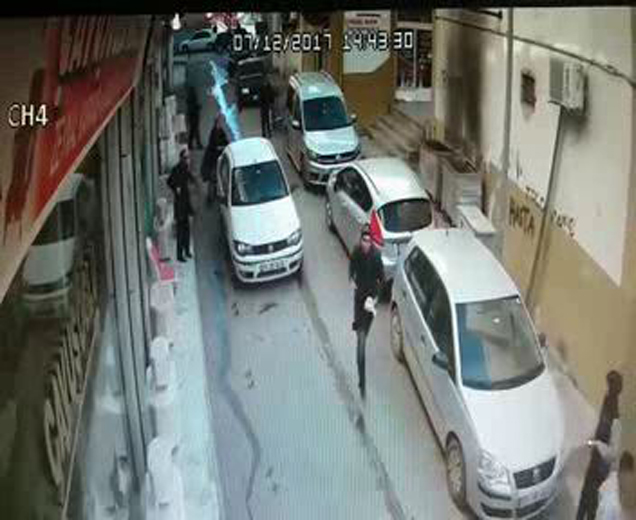 Otomobiline taş atip düğün yapmak için bankadan çektiği 42 bin lirayi aldilar