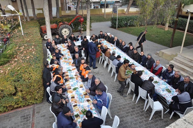 Belediye personelinden yemek daveti