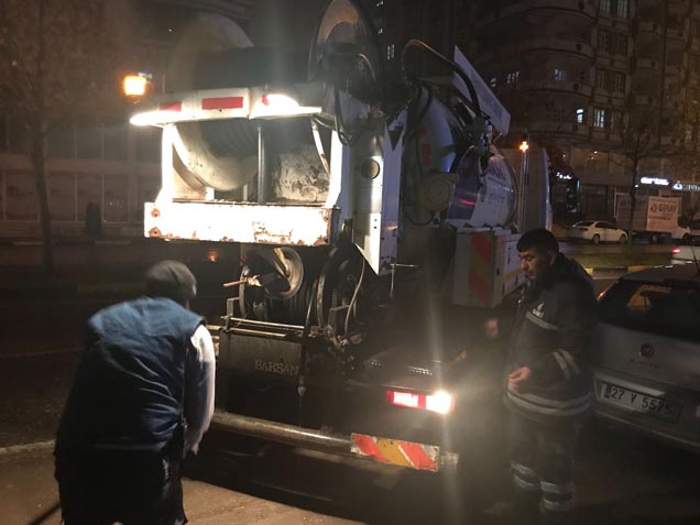 Gaski kanalizasyon ekipleri gece gündüz çalişiyor