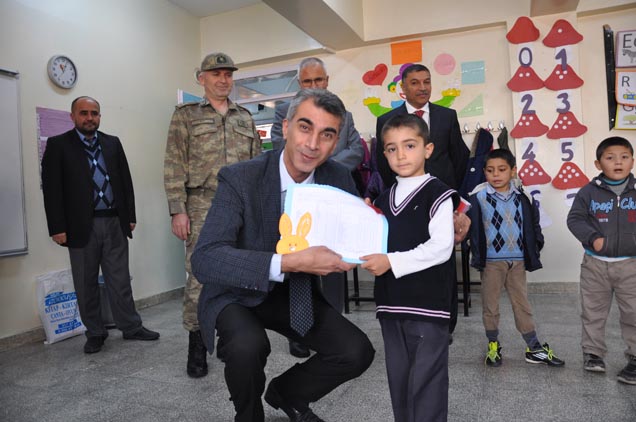 Protokol üyeleri karne dağitti