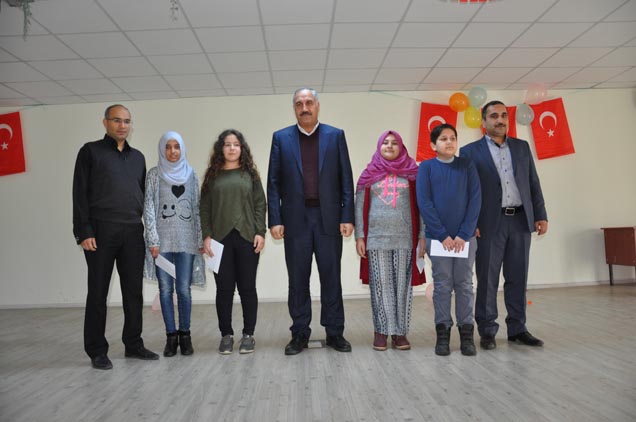 Hadis yarişmasi nda dereceye girenlere ödül