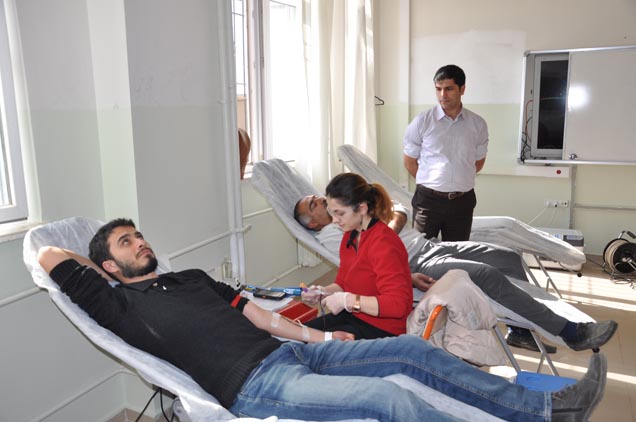 öğrenci ve öğretmenlerden kan bağişi