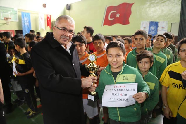 Başarili sporcular ödüllendirildi