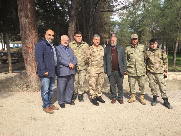 Nizip li esnafi askere destek için suriye sinirinda